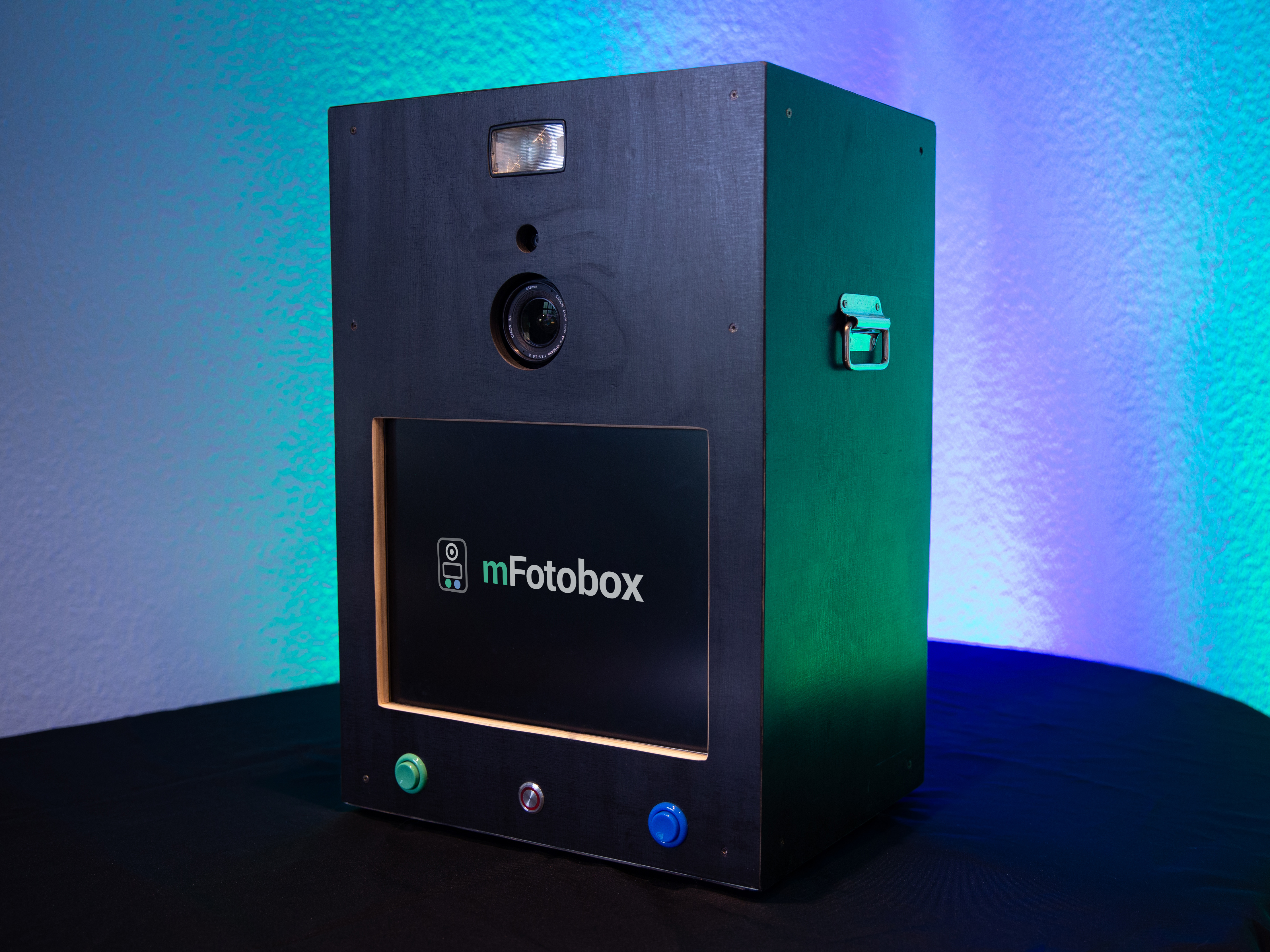 Gäste bei einer Feier vor der Fotobox, in der Hand ein frisch gedruckter Fotostreifen.