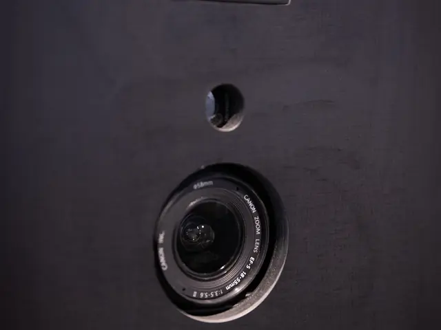 Spiegelreflexkamera für die Fotos, Webcam für die Live-Vorschau, der Blitz ist eingebaut.