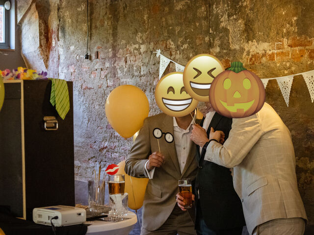 Gäste machen ein Foto, Hochzeit (2025)