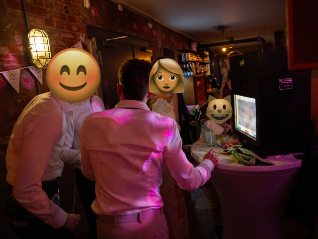 Gäste machen ein Foto, Hochzeit (2025)